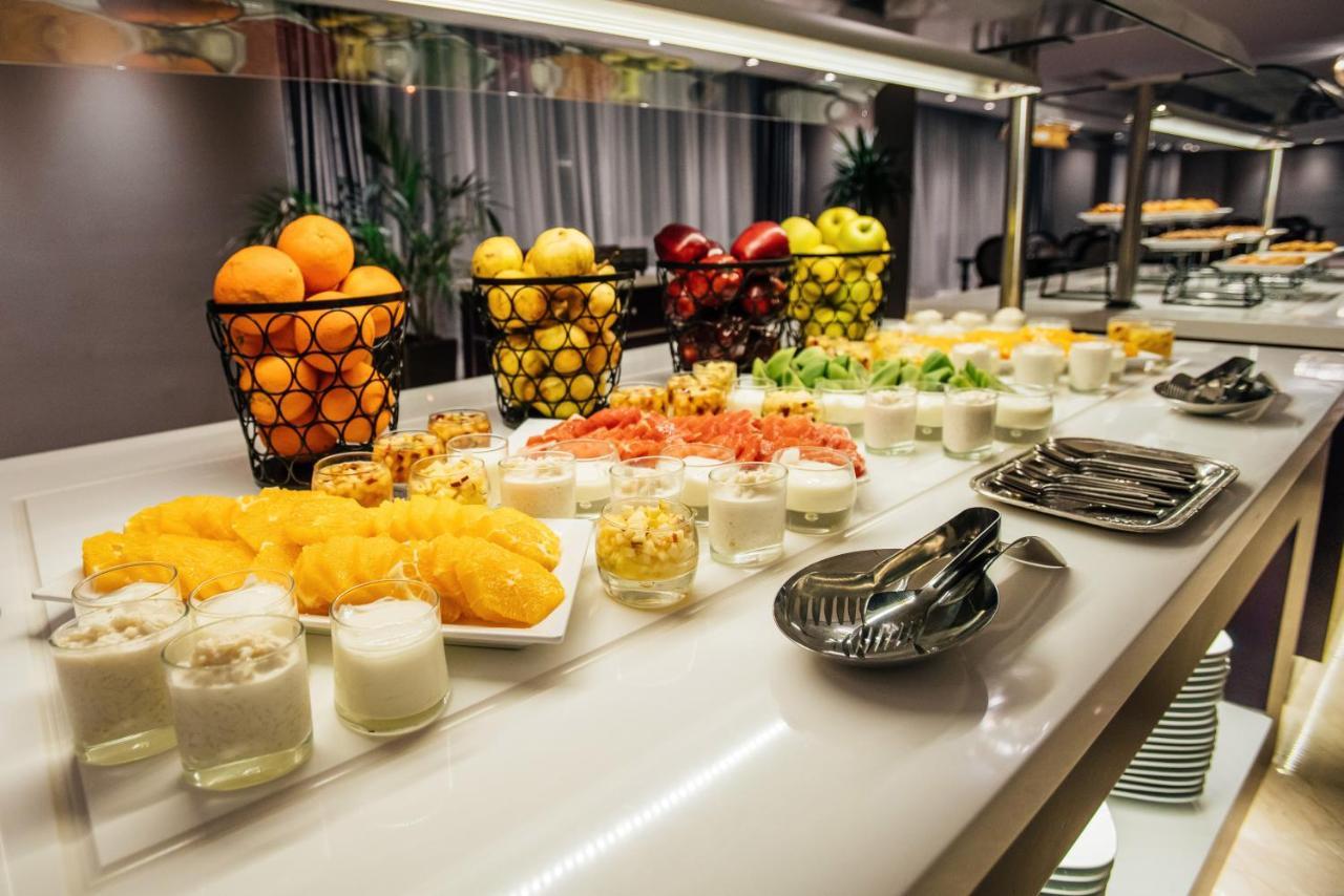 Grand Mogador City Center Casablanca Exterior photo A buffet of fruit and yogurt