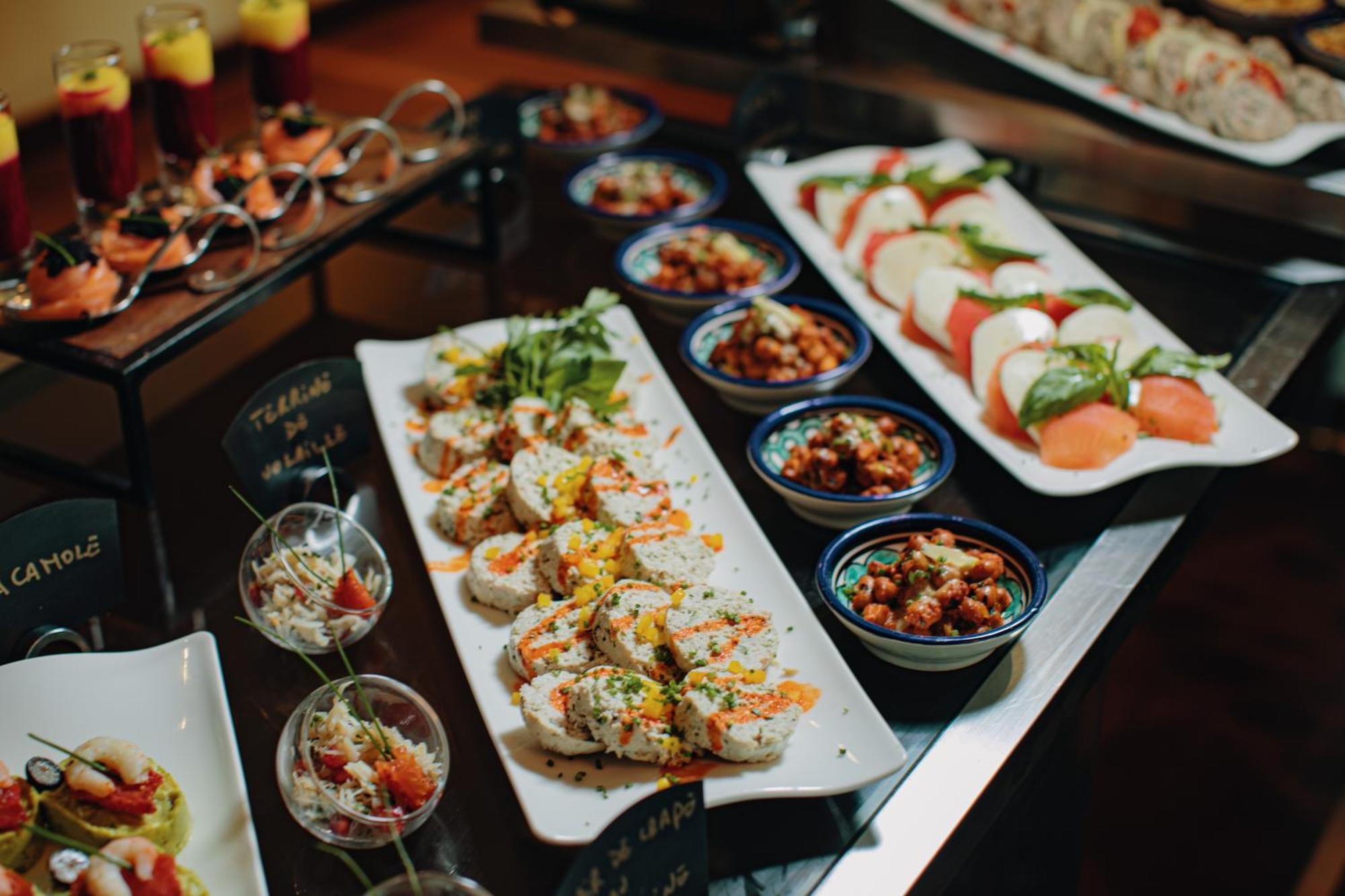 Grand Mogador City Center Casablanca Exterior photo Sushi at a buffet