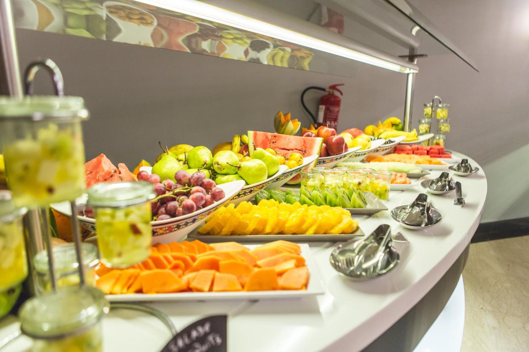 Grand Mogador City Center Casablanca Exterior photo A fruit salad bar