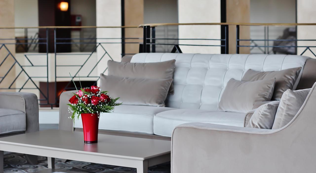 Grand Mogador City Center Casablanca Exterior photo A sofa